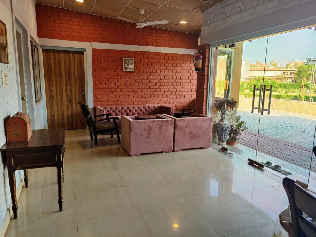 Brick Field Hotel Varanasi Exterior foto