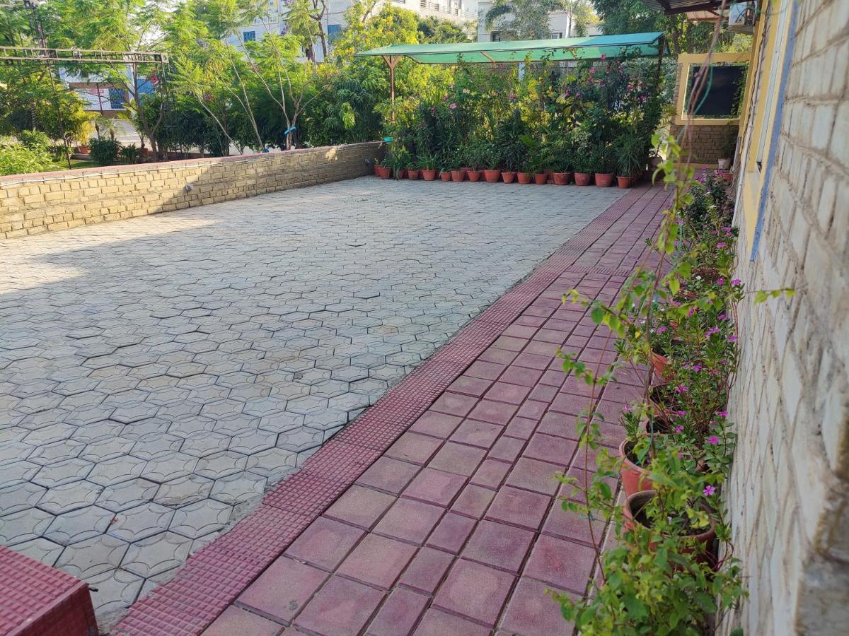 Brick Field Hotel Varanasi Exterior foto