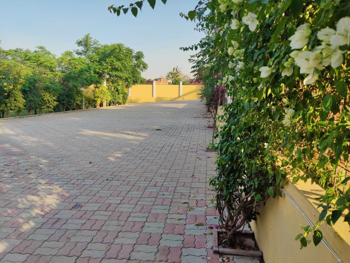 Brick Field Hotel Varanasi Exterior foto